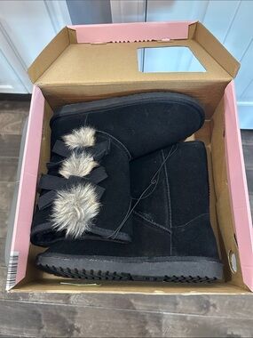 Serra Black Cozy ladies suede boots.
